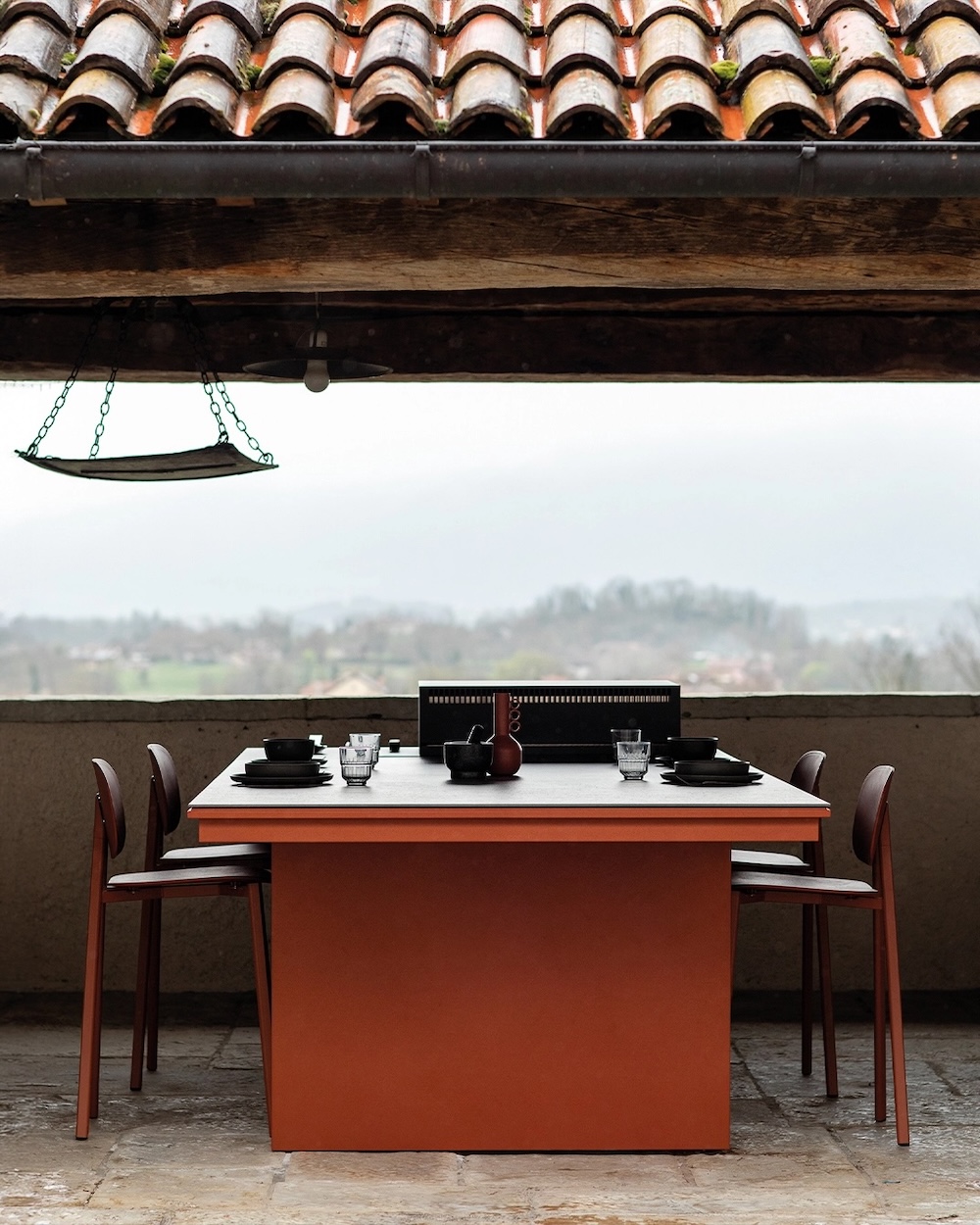 Foto Buitenkeuken met tafel: zo maak je van koken buiten een sociale beleving FotoBuitenkeuken met tafel: zo maak je van koken buiten een sociale beleving